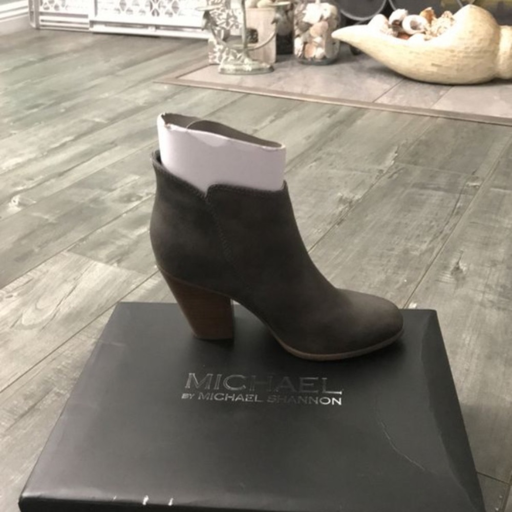 Selling a pair of Brand new Grey Boots never worn.